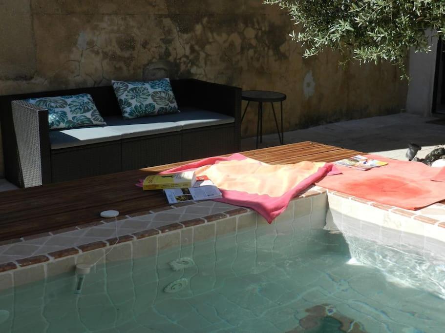Le Maset Des Aires Avec Vue Sur Le Luberon Et Son Jacuzzi Exterieur Disponible De Juin A Mi-Septembre Maubec  Экстерьер фото